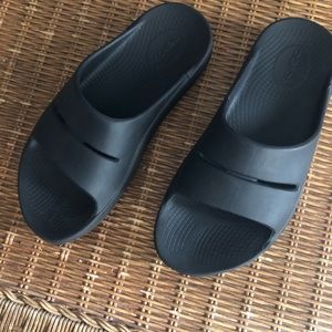 OOFOS ladies size 8 slides